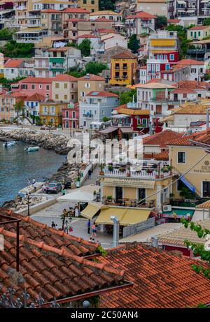 Ein hoher Blick auf die Küstenstadt Parga, Griechenland mit seinen bunten Gebäuden und vielen Unternehmen Catering für Touristen in diesem beliebten Ferienort. Stockfoto