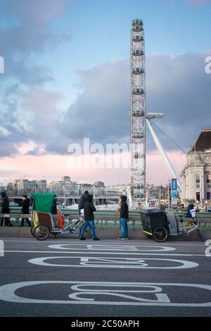 Eine Seitenansicht des London Eye als Blick von der Westminster Bridge. Stockfoto