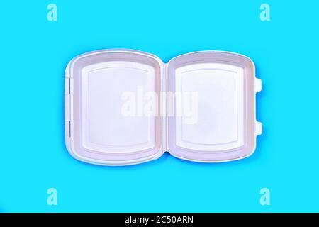 Paket mit Lieferservice oder Lunchbox auf pastellblauem Hintergrund. Catering. Lieferservice bei Coronavirus-Epidemie. Stockfoto