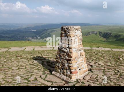 Steintrigpunkt auf dem Gipfel des Mam Tor in Castleton Stockfoto