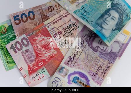 Die britischen Pfund Sterling Banknoten und die Hong Kong Dollar Banknoten. Stockfoto