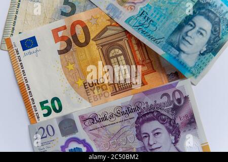 Die fünf und zwanzig britischen Pfund Banknoten und die fünf und fünfzig Euro Banknoten. Stockfoto