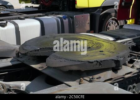 Ansicht des hinteren Teils des 18-Radfahrzeugs. Sichtbare Kupplungen des fünften Rads sind an einer Traktoreinheit angebracht, um sie mit dem Anhänger zu verbinden. Stockfoto