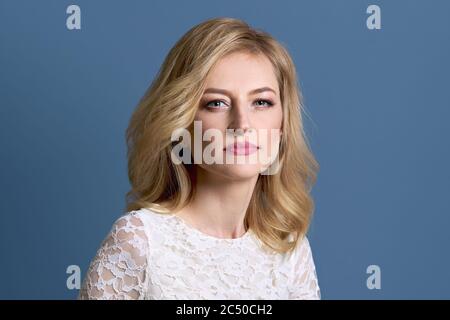 Beauty-Porträt von reifen blonde Frau mit Frisur und Make-up Stockfoto
