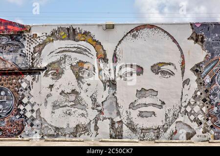 Wandgemälde, geschnitzt von dem portugiesischen Künstler Vhils in einer Wand im Wynwood in Miami, FL Stockfoto