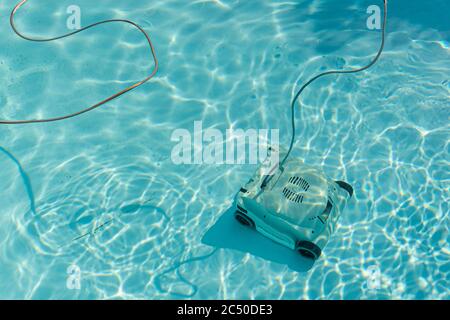 Automatischer Roboter-Pool-Staubsauger unter Wasser, der den Boden reinigt. Stockfoto