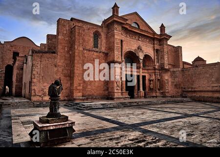 Außenansicht des Vordereingangs zur Kathedrale Santa Maria la Menor. Es ist die älteste Kathedrale in Amerika. Santo Domingo, Dominikanische Republik Stockfoto