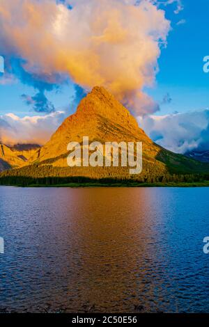 5132 Vertikale Ansicht mit Spiegelung der erstaunlichen roten Wolkenlandschaft über Grinnell Point am Glacier National Park - Montana Stockfoto