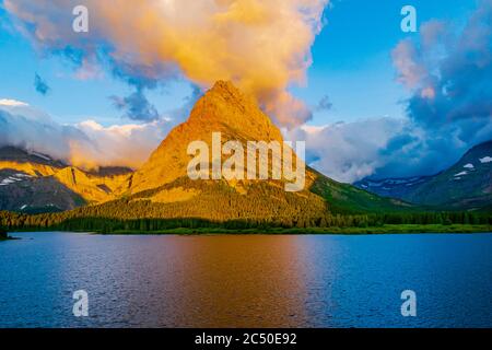 5131 Rote Wolken schweben über Grinnell Point, Swiftcurrent Lake im Glacier National Park - Montana Stockfoto