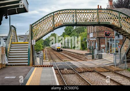 Alte Metall-Fußgängerbrücke über die Bahnlinie im Norfolk Dorf Brundall Stockfoto