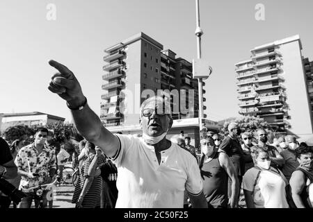 Mondragone, Kampanien, Italien. Juni 2020. Italien, 29/06/2020, der Führer der italienischen Rechten Sen. Matteo Salvini von der Nordliga heute ging nach Mondragone in der roten Zone, wo es viele Fälle von Covid-19. Als der Politiker kam, gab es viele Proteste und Polizeianklagen. Quelle: Fabio Sasso/ZUMA Wire/Alamy Live News Stockfoto