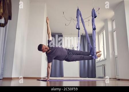 Schöner athletischer Mann, der Luftübungen macht Stockfoto