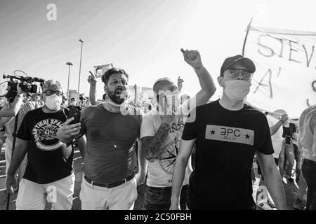 Mondragone, Kampanien, Italien. Juni 2020. Italien, 29/06/2020, der Führer der italienischen Rechten Sen. Matteo Salvini von der Nordliga heute ging nach Mondragone in der roten Zone, wo es viele Fälle von Covid-19. Als der Politiker kam, gab es viele Proteste und Polizeianklagen. Quelle: Fabio Sasso/ZUMA Wire/Alamy Live News Stockfoto