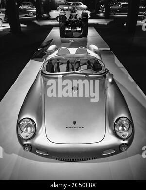 Porsche 550 Spyder. Legendärer erster Porsche Rennwagen. Oldtimer Rennwagen auf Autos Ausstellung. Ausstellung für Oldtimer - Heydar Aliyev Centre, Baku, Az Stockfoto