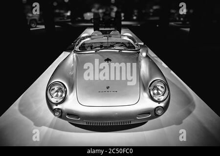 Porsche 550 Spyder. Legendärer erster Porsche Rennwagen. Oldtimer Rennwagen auf Autos Ausstellung. Ausstellung für Oldtimer - Heydar Aliyev Centre, Baku, Az Stockfoto