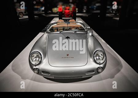 Porsche 550 Spyder. Legendärer erster Porsche Rennwagen. Oldtimer Rennwagen auf Autos Ausstellung. Ausstellung für Oldtimer - Heydar Aliyev Centre, Baku, Az Stockfoto