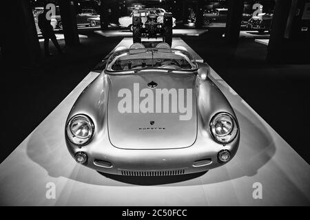 Porsche 550 Spyder. Legendärer erster Porsche Rennwagen. Oldtimer Rennwagen auf Autos Ausstellung. Ausstellung für Oldtimer - Heydar Aliyev Centre, Baku, Az Stockfoto