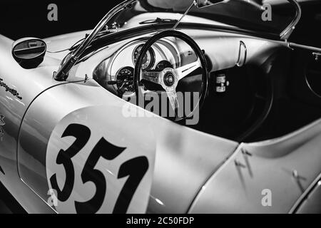 Porsche 550 Spyder. Legendärer erster Porsche Rennwagen. Oldtimer Rennwagen auf Autos Ausstellung. Ausstellung für Oldtimer - Heydar Aliyev Centre, Baku, Az Stockfoto