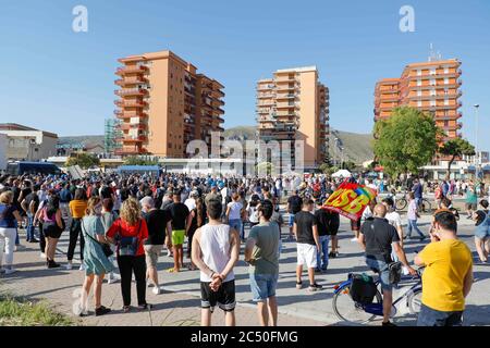 Mondragone, Kampanien, Italien. Juni 2020. Italien, 29/06/2020, der Führer der italienischen Rechten Sen. Matteo Salvini von der Nordliga heute ging nach Mondragone in der roten Zone, wo es viele Fälle von Covid-19. Als der Politiker kam, gab es viele Proteste und Polizeianklagen. Quelle: Fabio Sasso/ZUMA Wire/Alamy Live News Stockfoto