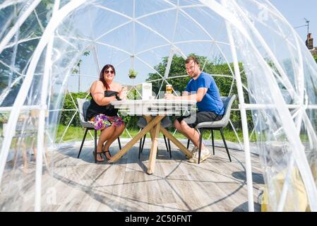 Besitzer, Josh Green & seine Mutter Sophie Green in einem der klimatisierten Outdoor-Dining-Pods, die für die soziale Distanzierung von Gästen im The Barn Restaurant, Terrington St. John, Norfolk entworfen wurden. Stockfoto