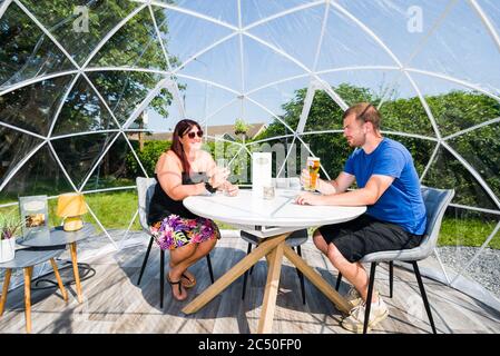 Besitzer, Josh Green & seine Mutter Sophie Green in einem der klimatisierten Outdoor-Dining-Pods, die für die soziale Distanzierung von Gästen im The Barn Restaurant, Terrington St. John, Norfolk entworfen wurden. Stockfoto