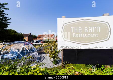 Klimatisierte Speiselokalen im Freien, die für die soziale Distanz der Gäste im The Barn Restaurant, Terrington St. John, Norfolk, konzipiert wurden. Stockfoto