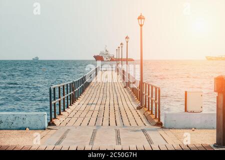 Limassol Promenade mit hölzernen Pier und Meer, Zypern. Platz für Text kopieren. Stockfoto