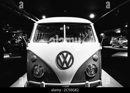 Klassischer Volkswagen T1. Einer der ersten zivilen Minivans. Beliebt bei Hippies. Retro-Auto. Oldtimer-Ausstellung - Heydar Aliyev Centre, Baku Stockfoto