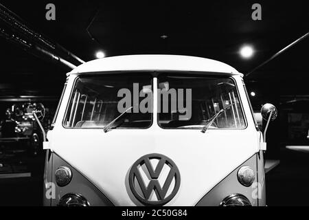 Klassischer Volkswagen T1. Einer der ersten zivilen Minivans. Beliebt bei Hippies..Retro-Auto. Oldtimer-Ausstellung - Heydar Aliyev Centre, Baku Stockfoto