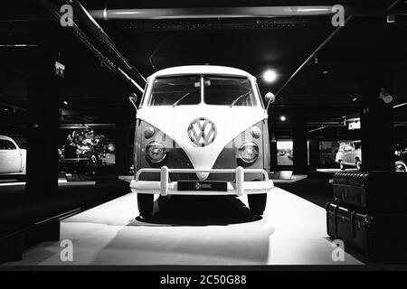 Klassischer Volkswagen T1. Einer der ersten zivilen Minivans. Beliebt bei Hippies..Retro-Auto. Oldtimer-Ausstellung - Heydar Aliyev Centre, Baku Stockfoto