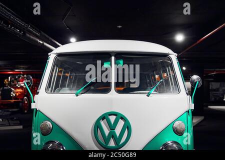 Klassischer Volkswagen T1. Einer der ersten zivilen Minivans. Beliebt bei Hippies..Retro-Auto. Ausstellung für Oldtimer - Heydar Aliyev Centre, Baku, Azerb Stockfoto