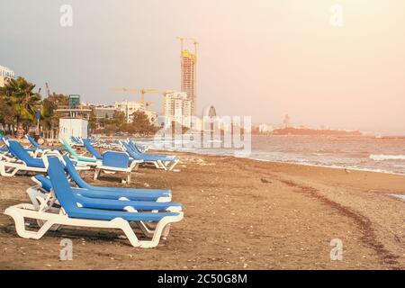 Leerer Sandstrand von Limassol mit Liegen ohne Menschen und Touristen, Zypern. Platz für Text kopieren. Stockfoto