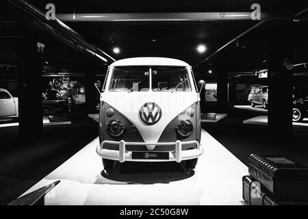 Klassischer Volkswagen T1. Einer der ersten zivilen Minivans. Beliebt bei Hippies..Retro-Auto. Ausstellung für Oldtimer - Heydar Aliyev Centre, Baku, Azerb Stockfoto