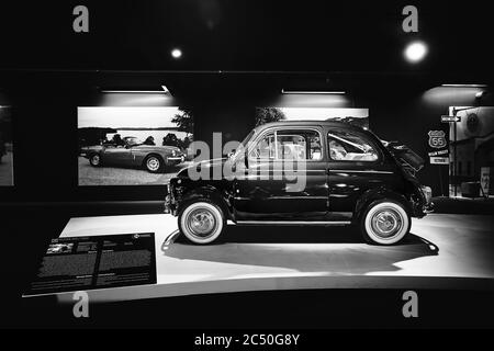 Fiat Nuova 500 (1960). Kleiner italienischer Stadtwagen. Retro-Auto. Ausstellung für Oldtimer - Heydar Aliyev Centre, Baku, Aserbaidschan 26,04,2017 Stockfoto