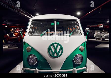 Klassischer Volkswagen T1. Einer der ersten zivilen Kleinbusse. Beliebt bei Hippies. Retro-Auto. Ausstellung für Oldtimer - Heydar Aliyev Centre, Baku, Azerb Stockfoto