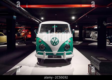 Klassischer Volkswagen T1. Einer der ersten zivilen Minivans. Beliebt bei Hippies..Retro-Auto. Ausstellung für Oldtimer - Heydar Aliyev Centre, Baku, Azerb Stockfoto