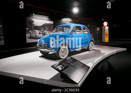 Fiat Nuova 500 (1960). Kleiner italienischer Stadtwagen. Retro-Auto. Ausstellung für Oldtimer - Heydar Aliyev Centre, Baku, Aserbaidschan 26,04,2017 Stockfoto