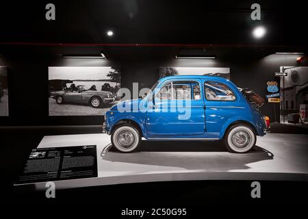 Fiat Nuova 500 (1960). Kleiner italienischer Stadtwagen. Retro-Auto. Ausstellung für Oldtimer - Heydar Aliyev Centre, Baku, Aserbaidschan 26,04,2017 Stockfoto