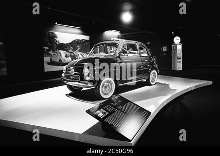 Fiat Nuova 500 (1960). Kleiner italienischer Stadtwagen. Retro-Auto. Ausstellung für Oldtimer - Heydar Aliyev Centre, Baku, Aserbaidschan 26,04,2017 Stockfoto