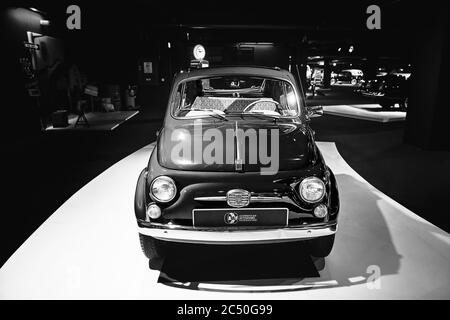 Fiat Nuova 500 (1960). Kleiner italienischer Stadtwagen. Retro-Auto. Ausstellung für Oldtimer - Heydar Aliyev Centre, Baku, Aserbaidschan 26,04,2017 Stockfoto