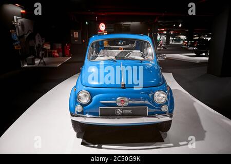 Fiat Nuova 500 (1960). Kleiner italienischer Stadtwagen. Retro-Auto. Ausstellung für Oldtimer - Heydar Aliyev Centre, Baku, Aserbaidschan 26,04,2017 Stockfoto