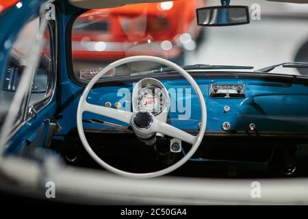 Fiat Nuova 500 (1960). Kleiner italienischer Stadtwagen. Retro-Auto. Ausstellung für Oldtimer - Heydar Aliyev Centre, Baku, Aserbaidschan 26,04,2017 Stockfoto