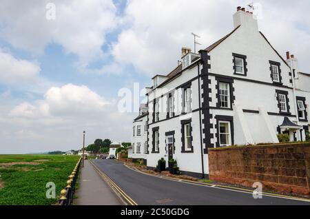 Parkgate, Wirral, UK: 17. Jun 2020: Eine allgemeine Straßenansicht von Parkgate, die sich neben der Flussmündung des Dee in Cheshire befindet. Stockfoto