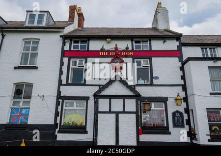 Parkgate, Wirral, Großbritannien: 17. Jun 2020: Das öffentliche Haus des Roten Löwen, das wegen der Coronavirus-Pandemie vorübergehend geschlossen ist, verfügt über ein Fenster, das sich bedankt Stockfoto