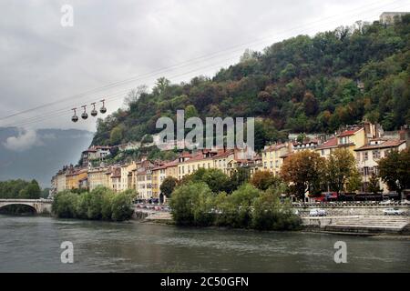 DRAC River und La Bastille Cable Car in Grenoble, Frankreich. Stockfoto