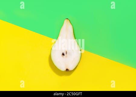 Kreatives Layout aus Birne auf hellem Gelb und trendy grünen Hintergrund. Obst minimalistisches Konzept. Draufsicht, flach liegend, Nahaufnahme. Stockfoto