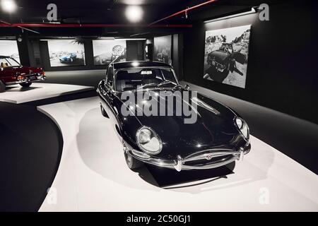 Jaguar E-Type (XKE). Das schönste Auto. Retro-Auto. Ausstellung für Oldtimer - Heydar Aliyev Centre, Baku, Aserbaidschan 26,04,2017 Stockfoto