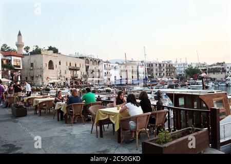 KYRENIA, NORDZYPERN - 17. JUNI: Restaurant am Yachthafen in Kyrenia (Girne) am 17. Juni 2011 in Kyrenia, Nordzypern. Kyrenia Hafen ist derzeit ein Ferienort. Stockfoto
