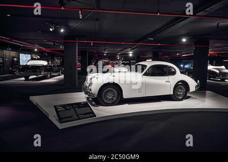 Jaguar XK140 (1956). Classic Sportwagen der britischen Firma Jaguar, produziert in der Zeit von 1954 bis 1957. Luxuswagen. Oldtimer-Ausstellung - Stockfoto