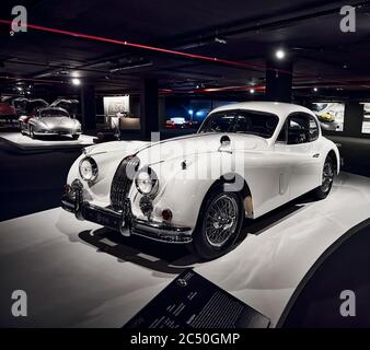 Jaguar XK140 (1956). Classic Sportwagen der britischen Firma Jaguar, produziert in der Zeit von 1954 bis 1957. Luxuswagen. Oldtimer-Ausstellung - Stockfoto